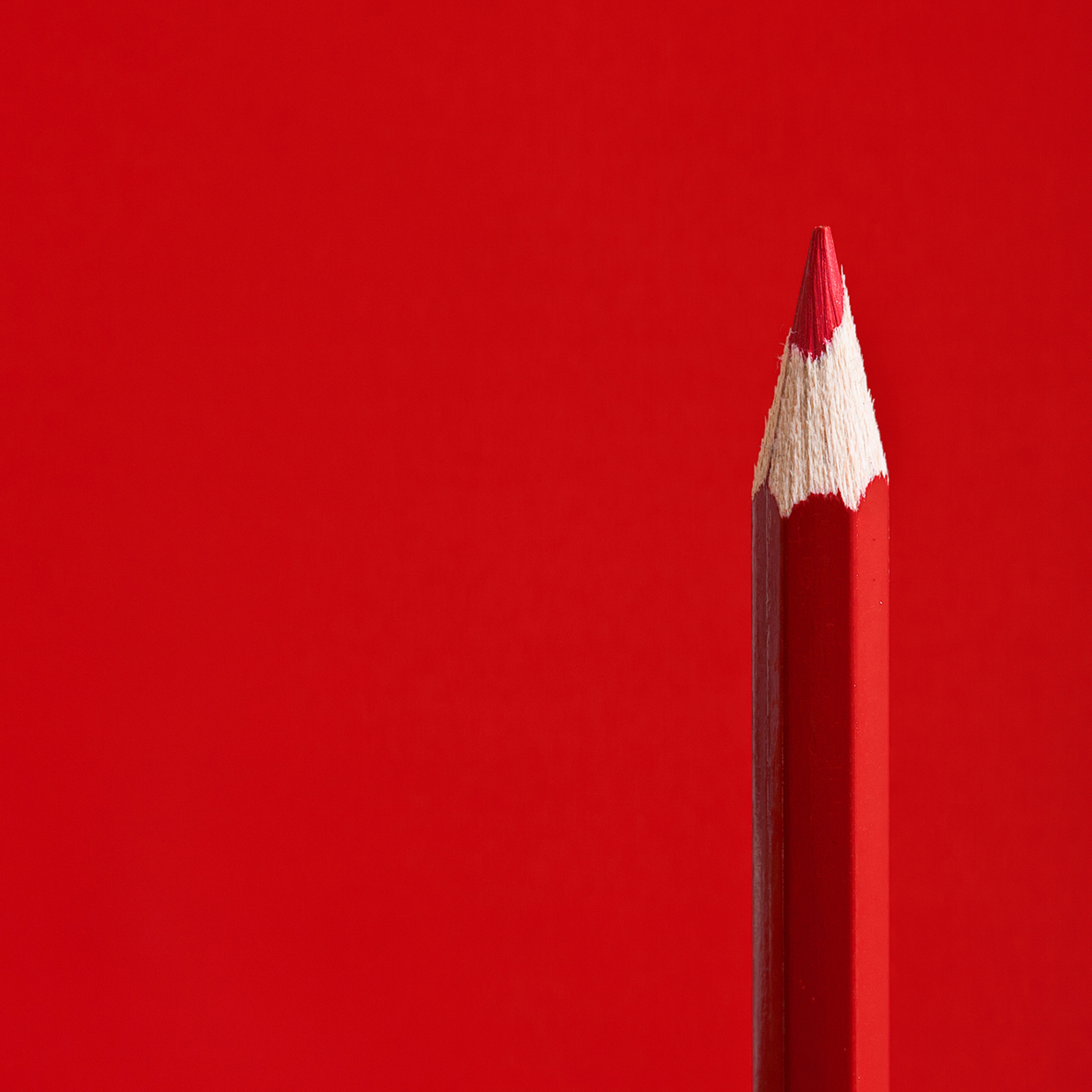 Ein Rotstift vor rotem Hintergrund